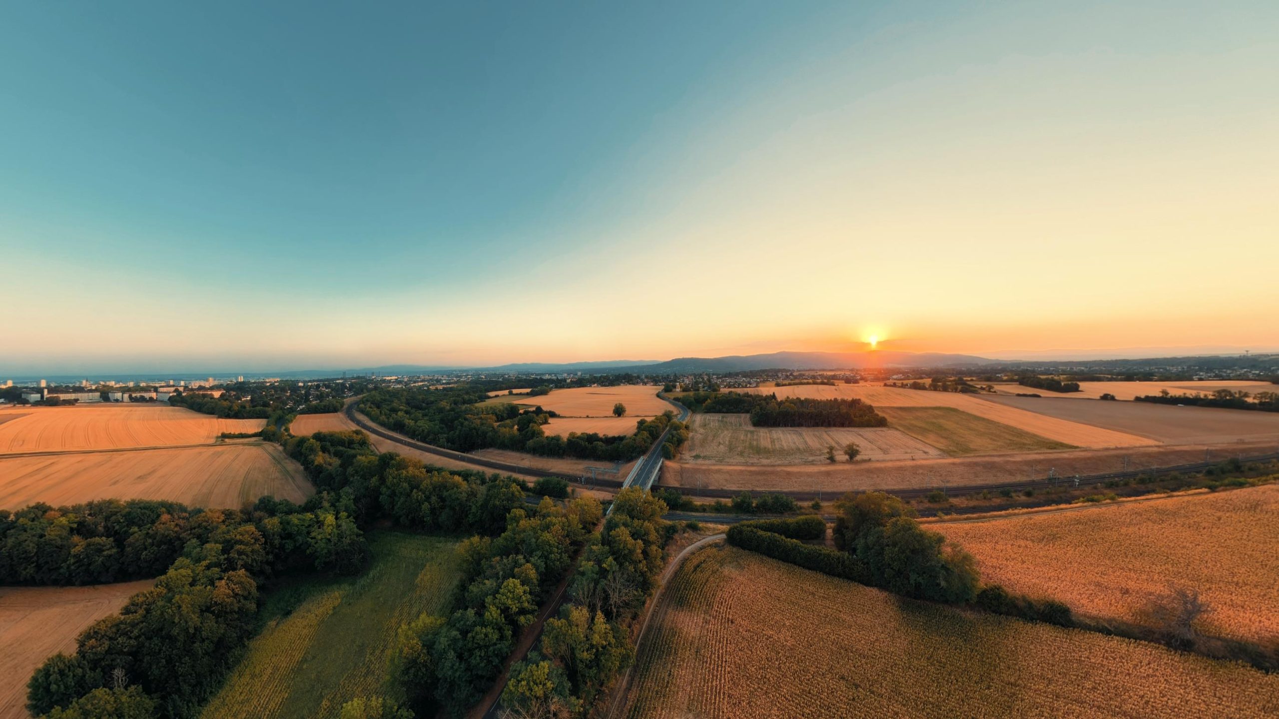 Coucher de soleil sur un paysage vu depuis les airs
